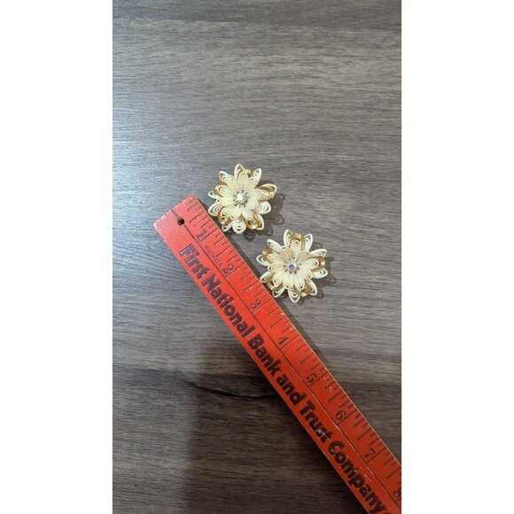 1950s Large Plastic Rhinestone Flower Clip-On Earrings Gold & Cream Vintage Char - Picture 5 of 6